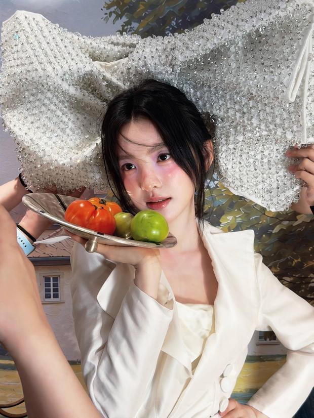 章若楠化身千禧少女慵懒大方