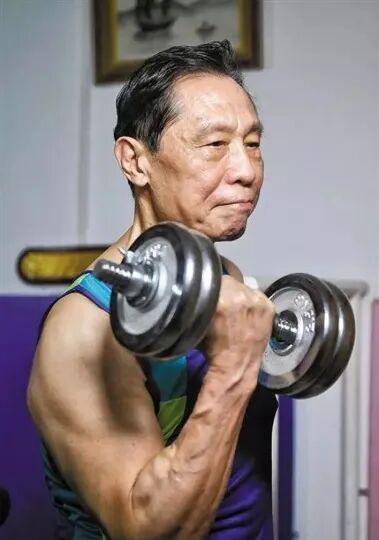 90岁钟南山院士一路小跑开球!他的“不老”秘诀,原来是长年坚持这件事|广州|足球|骨质疏松