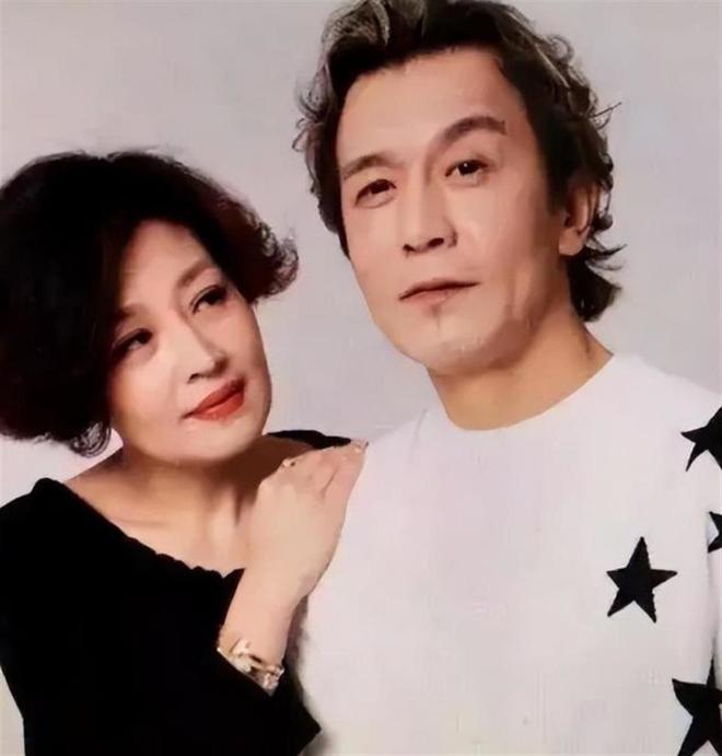 哈文现状：定居纽约富人区，靠丈夫遗产和女儿很潇洒，没有再婚|李咏|赵本山|央视春晚
