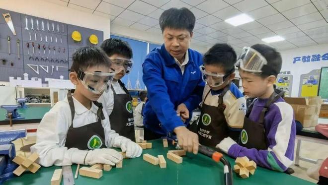 “原来柳州的车是这样造出来的！”一座工业城，如何变成思政大课堂？|教学|教育|教师|思政课|柳州站