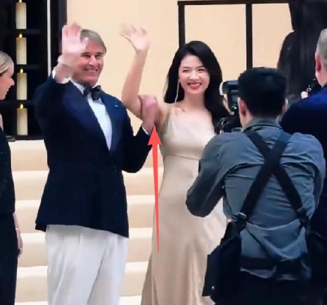 继手伸进裤子后,48岁刘涛被当众摸胸,全程赔笑不敢怒,多人遭殃|陈都灵|金裕贞|秦海璐