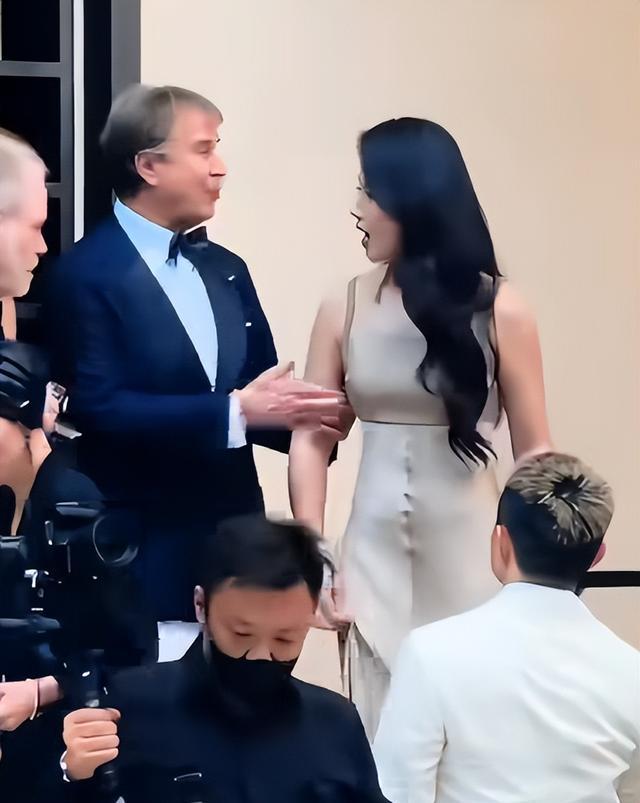 继手伸进裤子后,48岁刘涛被当众摸胸,全程赔笑不敢怒,多人遭殃|陈都灵|金裕贞|秦海璐