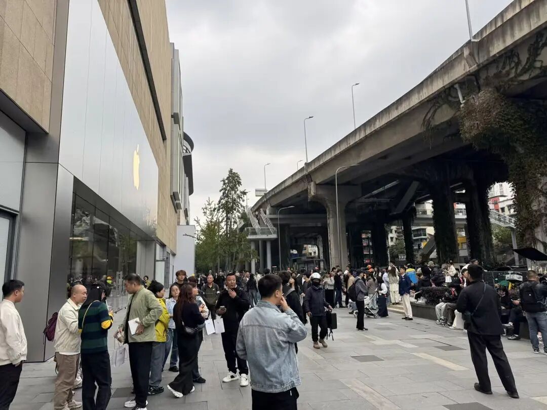 多位网友称iPhone Duo刚到手屏幕就裂开,开售两天有渠道已“破发”!门店外仍排长队,黄牛:报价乱七八糟