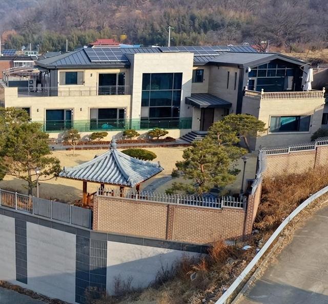 出狱后的朴槿惠生活状态曝光:入住1676平别墅,与小10岁律师相伴