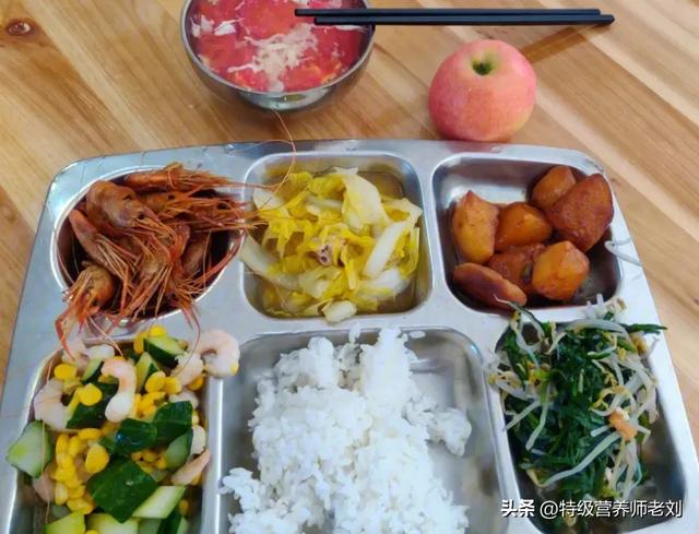 草根出身的大佬张雪最关心底层人生活,食堂米饭不好吃他坐不住了