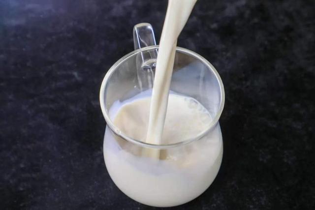 牛奶是糖尿病的发物?医生提醒:要想血糖不上升,牛奶应该这样喝