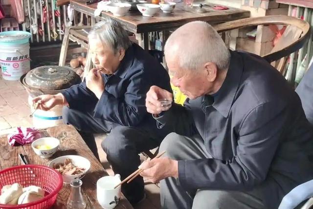 研究发现:男性若长期不喝酒,用不了半年,身体或出现这4个改变