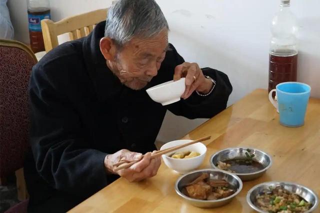 研究发现:男性若长期不喝酒,用不了半年,身体或出现这4个改变