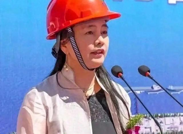中国女首富范红卫:年入 8117 亿,超华为成第 3 民企,她哪来的钱?