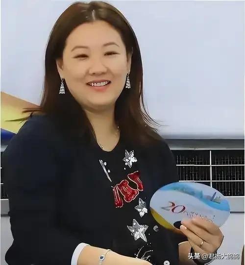 恩爱 24 年敌不过现实,74 岁梁锦松衰老憔悴,48 岁伏明霞仍貌美如花