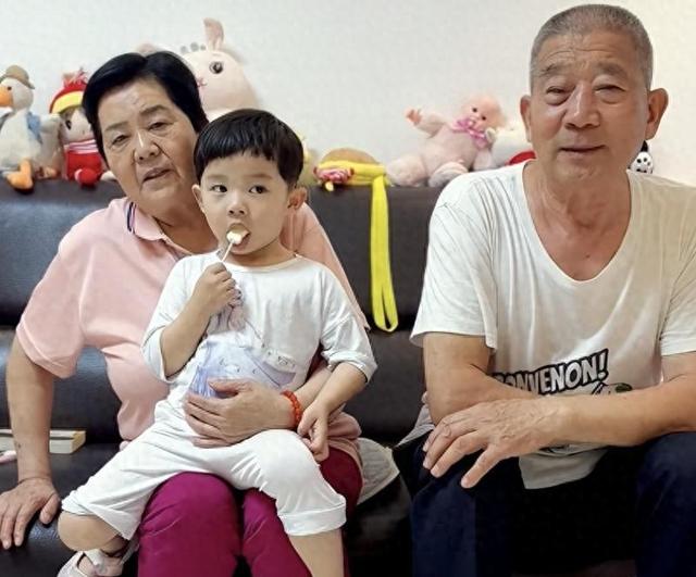 小天赐，终为父母当年的“冲动”买了单，才7岁就活得不像个小孩