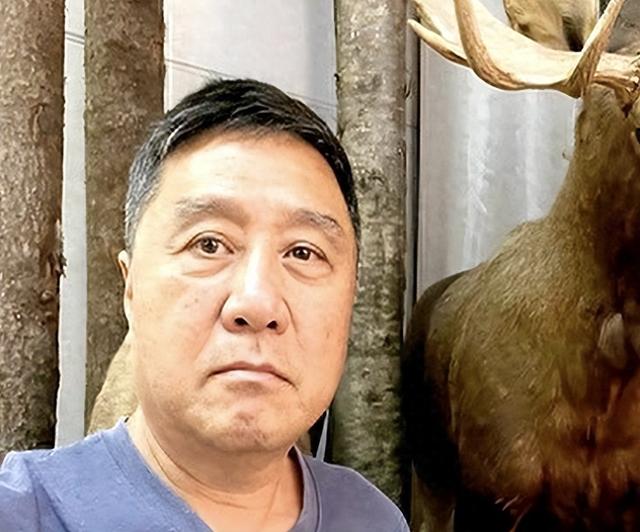 为娶小17岁的梅婷，他抛下儿子与妻子离婚，如今68岁却孤独终老