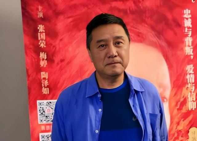 为娶小17岁的梅婷,他抛下儿子与妻子离婚,如今68岁却孤独终老