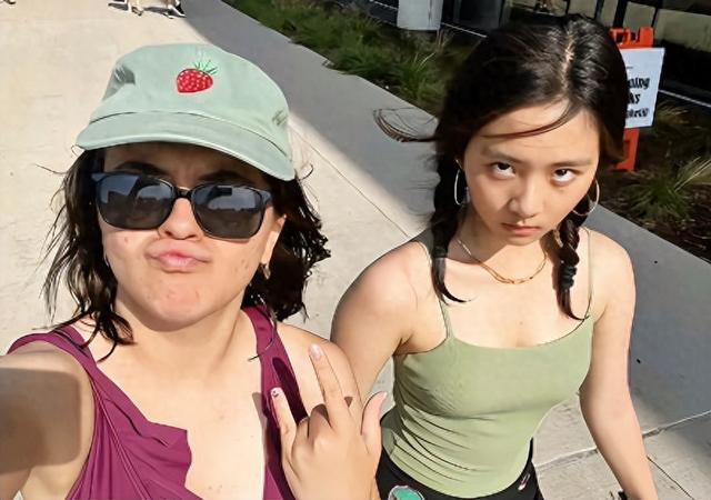 翁虹19岁女儿三次拒爱，在美国上学却“不随便”，家庭教育很传统