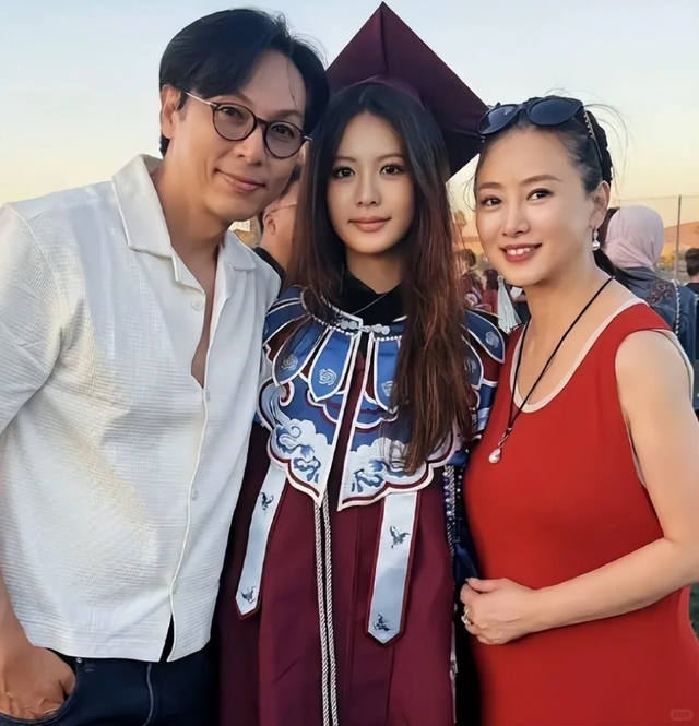 翁虹19岁女儿三次拒爱,在美国上学却“不随便”,家庭教育很传统