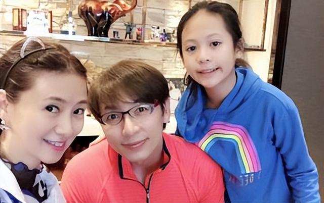 翁虹19岁女儿三次拒爱,在美国上学却“不随便”,家庭教育很传统