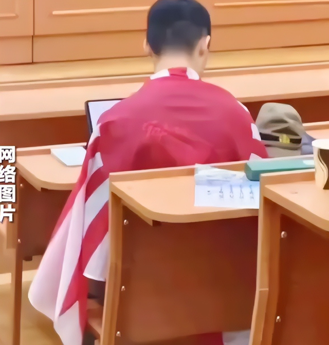 拔出萝卜带出泥！南京留学生刚被遣返，又一“精日”人员被扒出