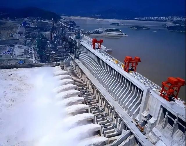 三峡大坝收支出炉：运行20余年，总投资近2500亿，如今回本了吗？