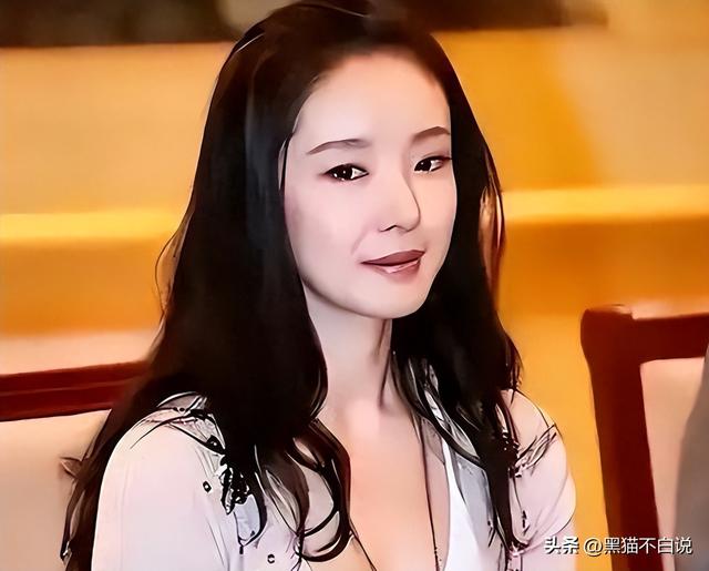 被张艺谋力捧,火后与富豪卷走61亿逃亡国外,如今她下场大快人心