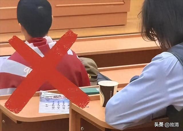 细思极恐！南京披旗学生遣返后，大量账号公开站队，谁在暗中指挥