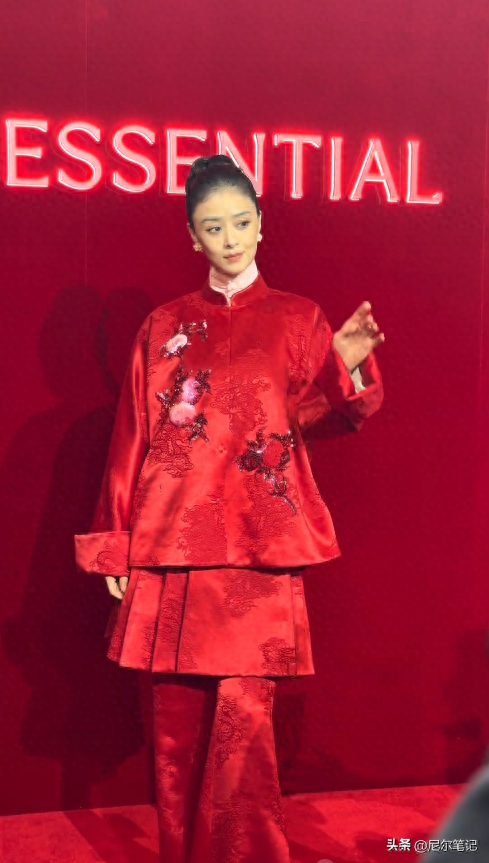 蒋欣被亲脖子不到24小时，刘涛又被袭胸，娱乐圈大佬简直肆无忌惮