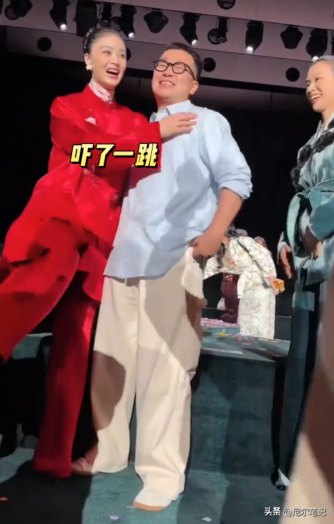 蒋欣被亲脖子不到24小时，刘涛又被袭胸，娱乐圈大佬简直肆无忌惮